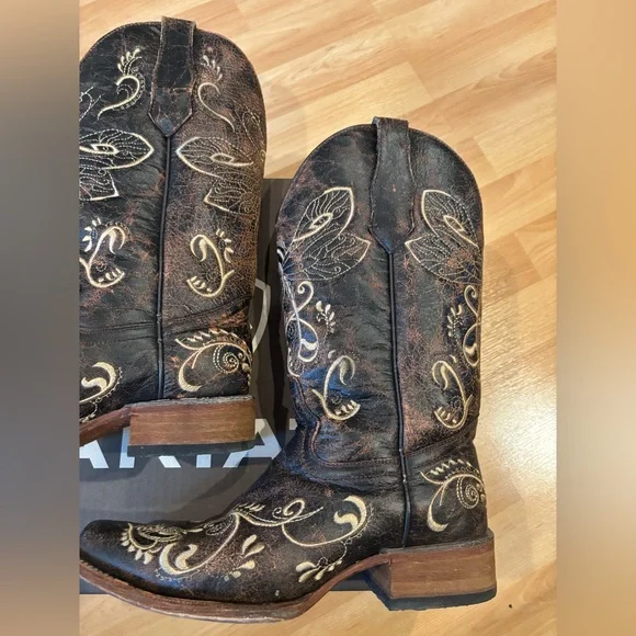 Women's Embroidered Ariat Western Boots - Picture 9 of 16